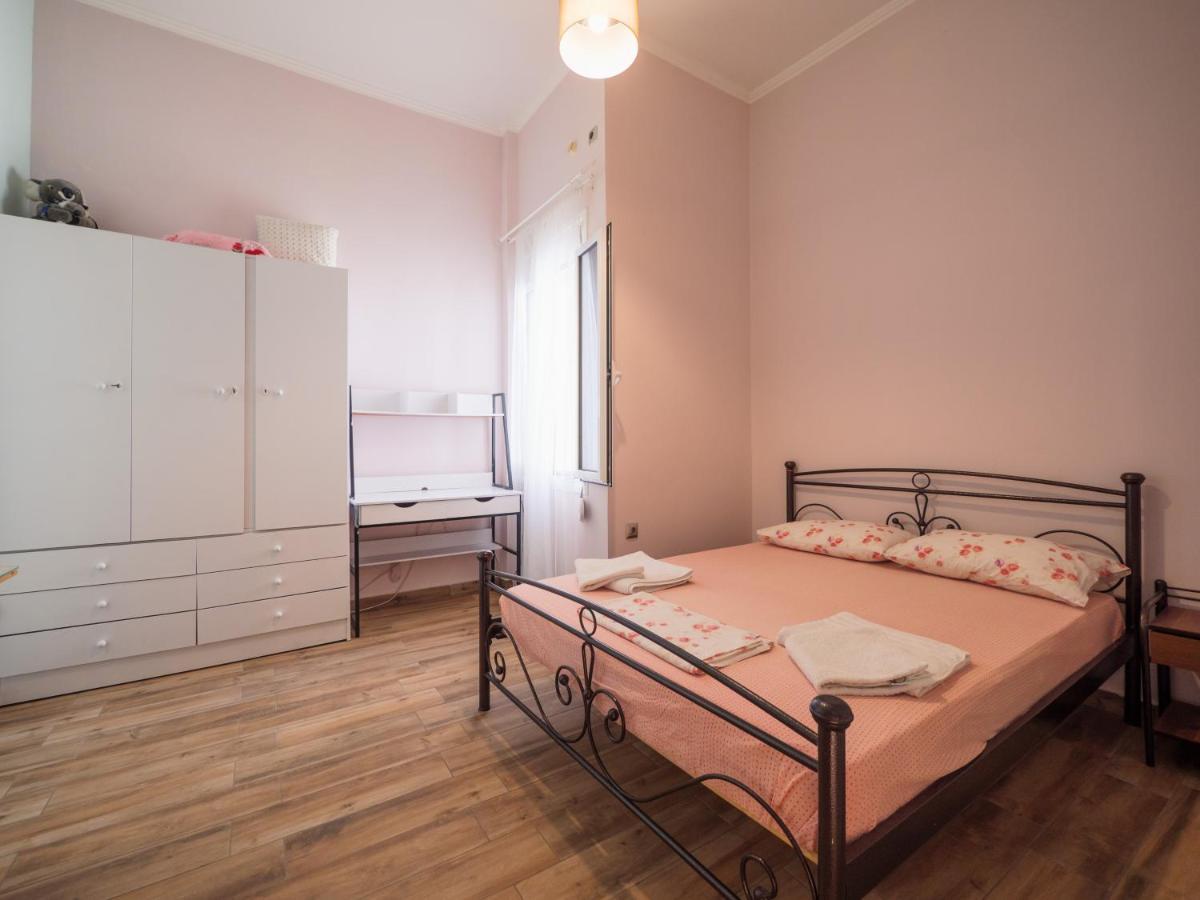 Kellys Cozy One Bedroom House Next To The Beach Ikonomianika Exterior foto