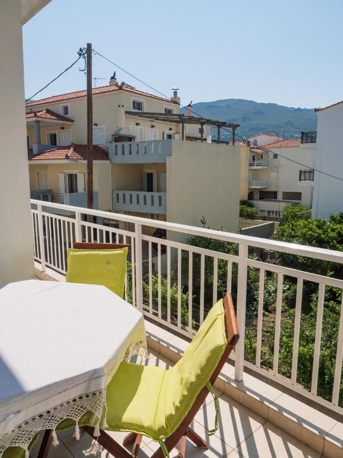 Kellys Cozy One Bedroom House Next To The Beach Ikonomianika Exterior foto